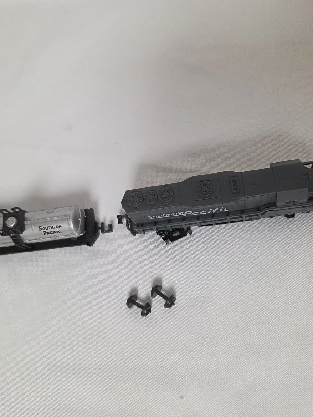 Southern Pacific Locomotive 9725 High Speed N Scale & Tank Car